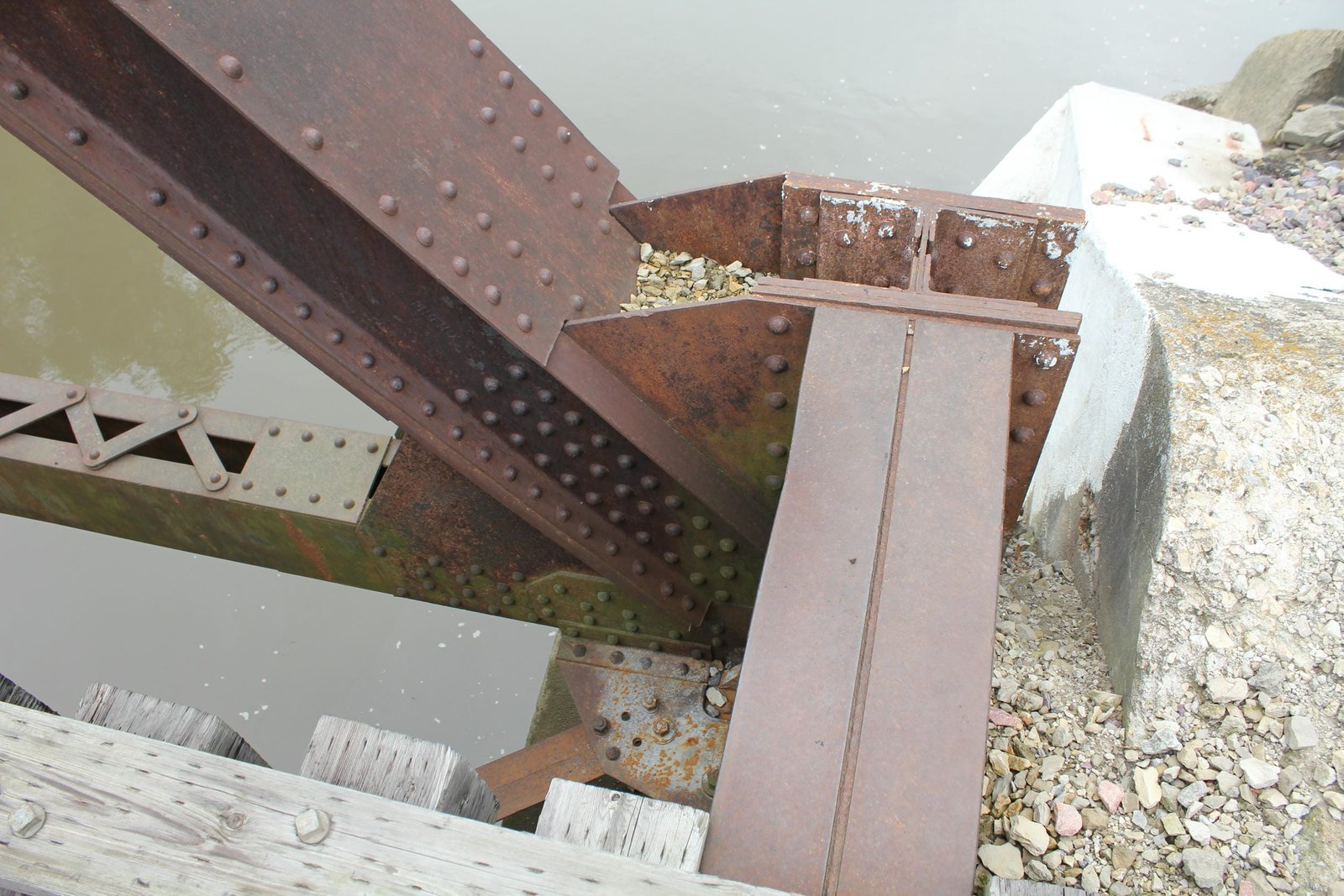 Lower angle connection